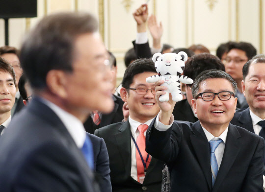 10일 오전 청와대 영빈관에서 열린 문재인 대통령 신년 기자회견에서 강원지역의 기자가 평창 동계올림픽 수호랑 마스코트 인형을 들고 질문을 청하고  있다.
